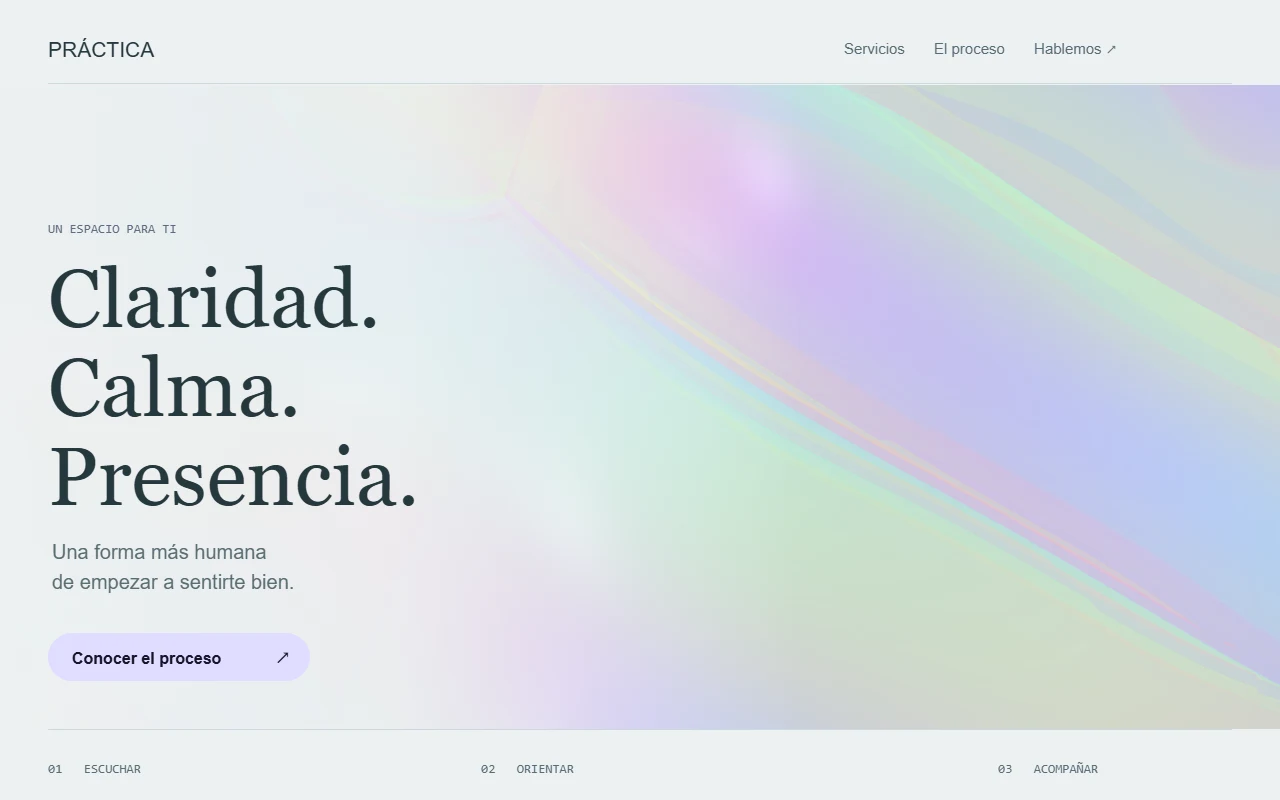 Página PRÁCTICA: tipografía serena y pliegues de luz azul, agua, lila y melocotón sobre plata pálida.